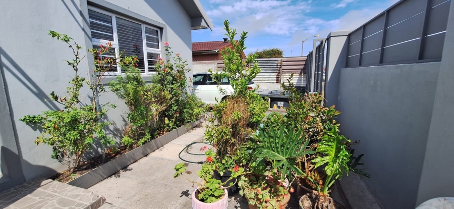 4 Bedroom Property for Sale in Grassy Park Western Cape